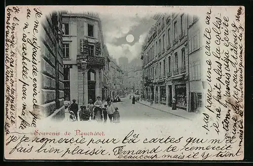 Mondschein-AK Neuchatel, Strassenpartie mit Passanten, Versicherungsbüro und Geschäften