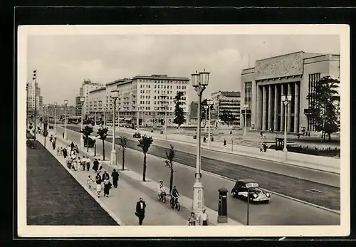 AK Berlin, Stalinallee mit Passanten