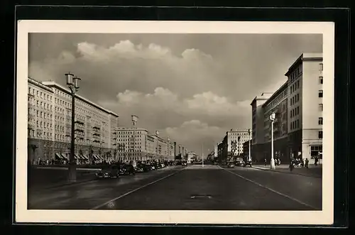 AK Berlin, Stalinallee mit Passanten