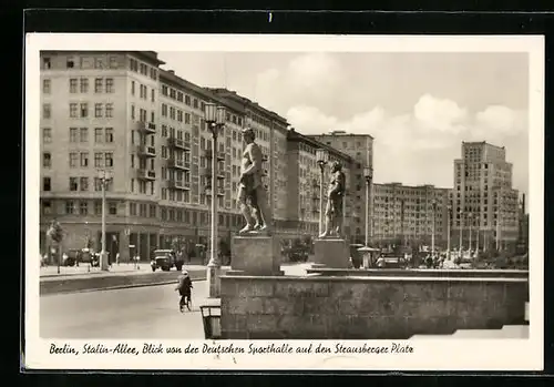 AK Berlin, Stalinallee mit Blick von der Deutschen Sporthalle auf den Strausberger Platz