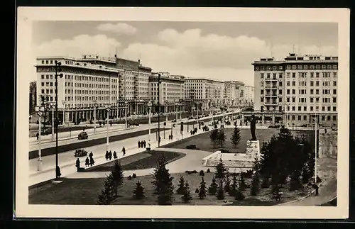 AK Berlin, Stalinallee mit Stalin-Denkmal