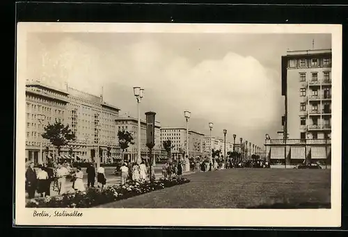 AK Berlin, Stalinallee mit Passanten