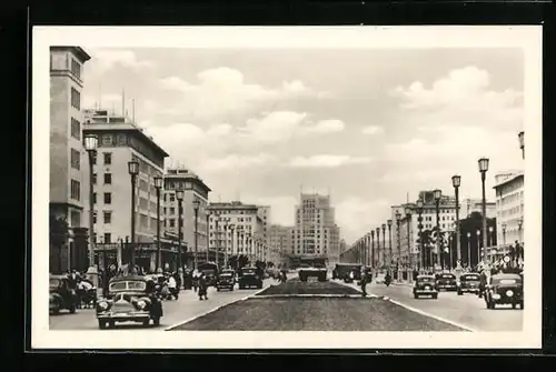 AK Berlin, Stalinallee mit Passanten