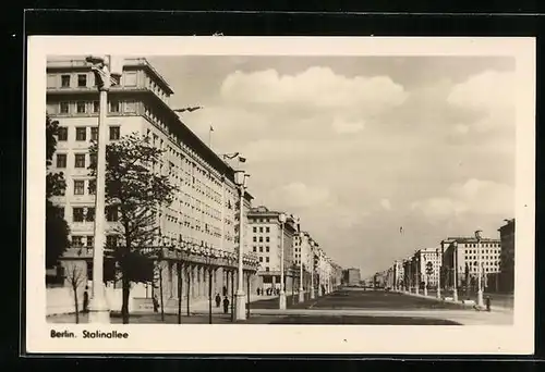 AK Berlin, Stalinallee mit Passanten