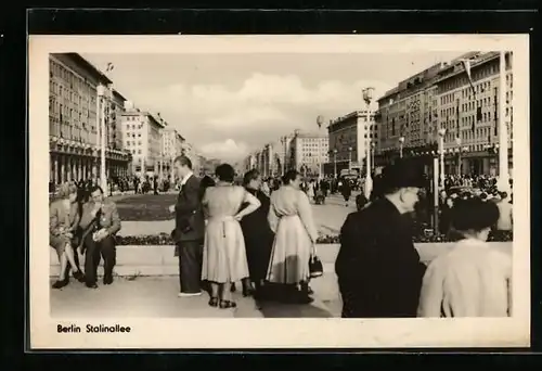 AK Berlin, Stalinallee mit Passanten