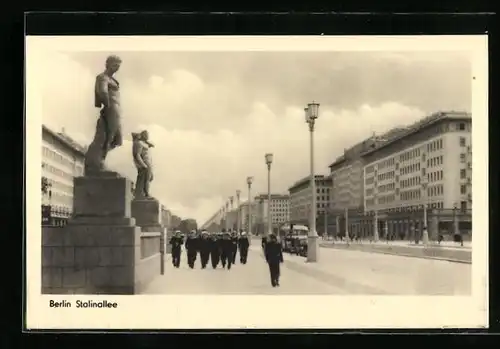 AK Berlin, Stalinallee mit Passanten