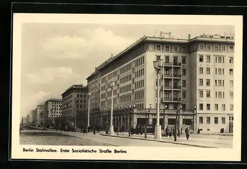 AK Berlin, Stalinallee mit Passanten