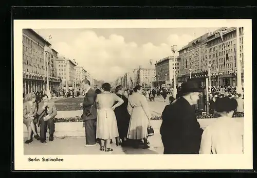 AK Berlin, Stalinallee mit Passanten