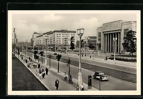 AK Berlin, Stalinallee mit Passanten