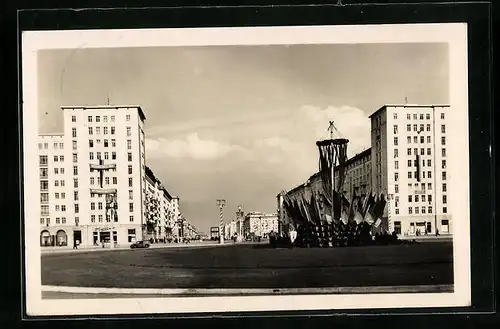 AK Berlin, Häuser am Strausberger Platz, Kranz und Fahnen