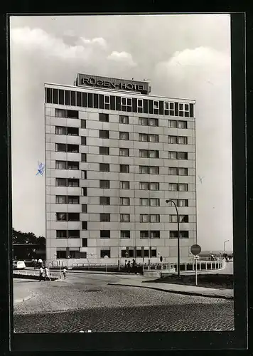 AK Sassnitz /Rügen, Rügen-Hotel mit Strasse