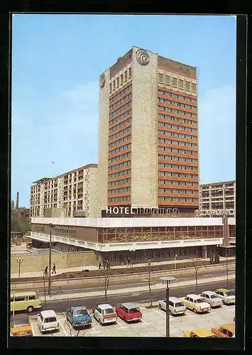 AK Erfurt, Hotel Kosmos mit Strasse und parkenden Autos aus der Vogelschau