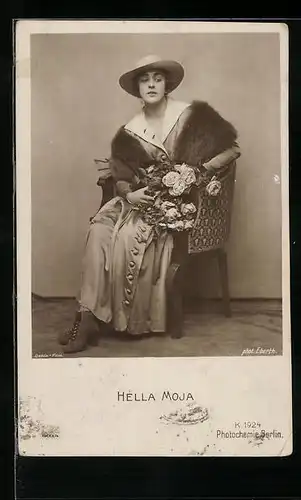 AK Schauspielerin Hella Moja auf einem Stuhl mit einem Blumenstrauss in der Hand