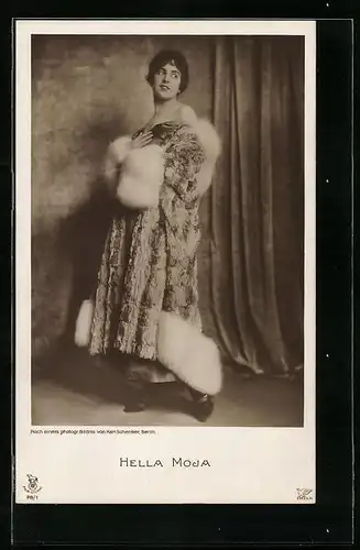 AK Schauspielerin Hella Moja vor einem Vorhang