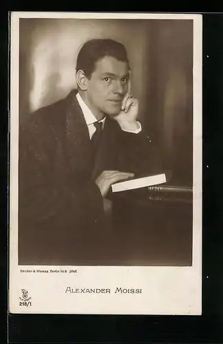 AK Schauspieler Alexander Moissi mit nachdenklichem Blick und Buch in der Hand