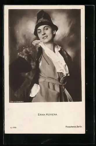 AK Schauspielerin Erna Morena in einer Pelzjacke mit selbstbewusstem Lächeln