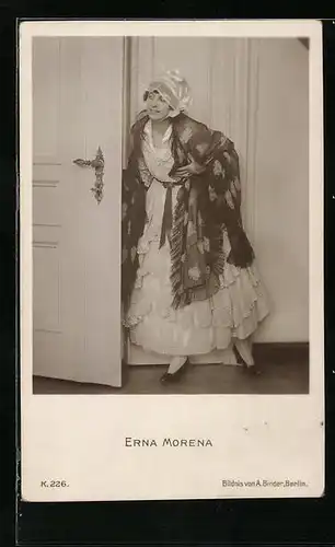AK Schauspieler Erna Morena im Kleid mit einer Kopfbedeckung