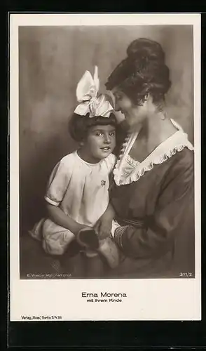 AK Schauspielerin Erna Morena mit einem Kleinkind auf dem Schoss
