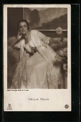 AK Schauspielerin Hella Moja im weissen Kleid in der Denkerpose