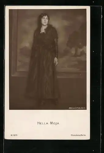 AK Schauspielerin Hella Moja vor einem Gemälde