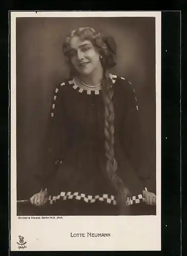 AK Schauspielerin Lotte Neumann mit sympathischem Lächeln
