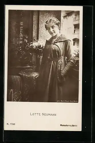 AK Schauspielerin Lotte Neumann auf einem Balkon