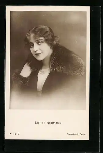 AK Schauspielerin Lotte Neumann mit Pelz auf der Schulter