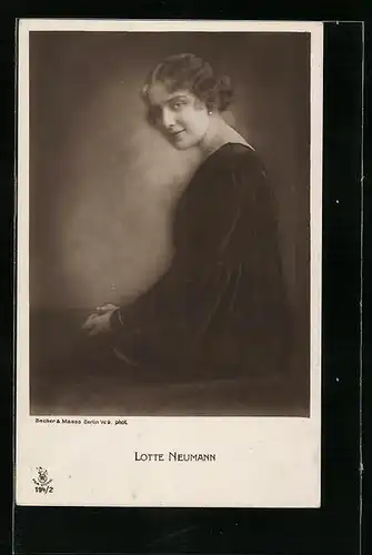AK Schauspielerin Lotte Neumann im schwarzen Kleid