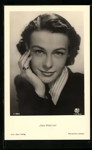 AK Schauspielerin Ilse Werner mit einem sanften Lächeln in die Kamera