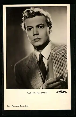 AK Schauspieler Karlheinz Böhm im Anzug mit Zigarette