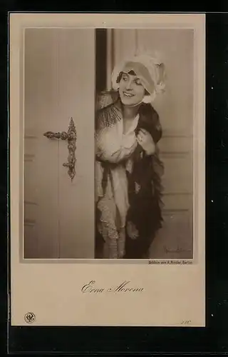 AK Schauspielerin Erna Morena hinter einer Tür