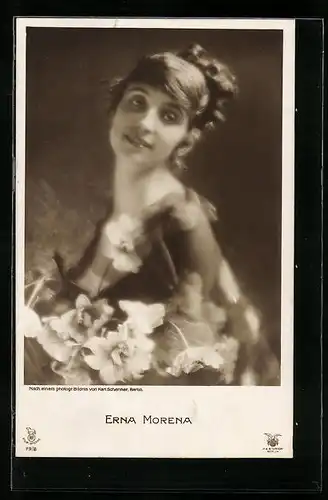 AK Schauspielerin Erna Morena mit einem Blumenstrauss