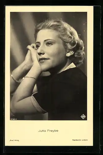 AK Schauspielerin Jutta Freybe von der Seite mit einem sanften Lächeln