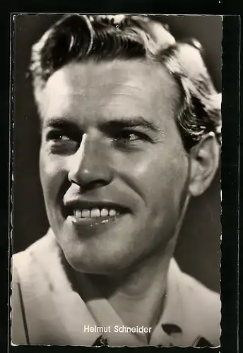 AK Schauspieler Helmut Schneider mit einem Lächeln zur Seite