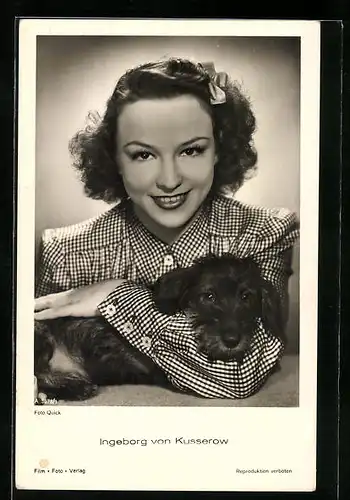 AK Schauspielerin Ingeborg von Kusserow im kariertem Hemd mit einem Hund im Arm