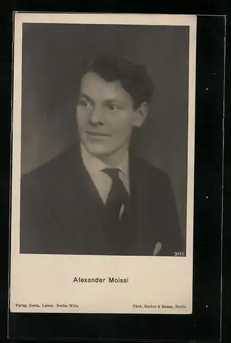 AK Schauspieler Alexander Moissi im Anzug mit einem charmanten Lächeln