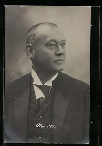 AK Schauspieler Alex Otto im Anzug
