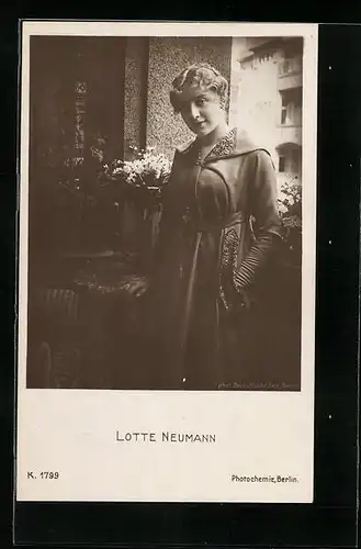 AK Schauspielerin Lotte Neumann auf einem Balkon
