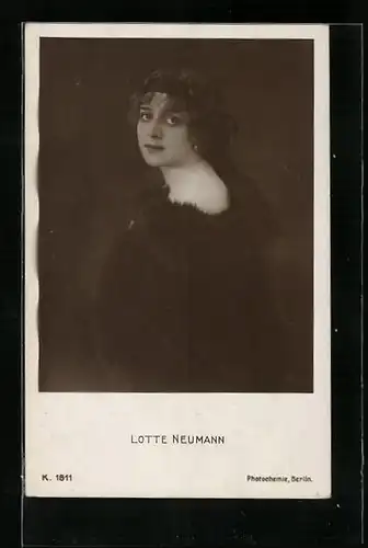 AK Schauspielerin Lotte Neumann mit einem Stirnband