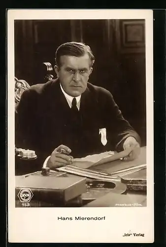 AK Schauspieler Hans Mierendorf mit ernster Mimik und Zigarre