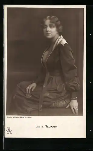 AK Schauspielerin Lotte Neumann in einem dunklen Kleid