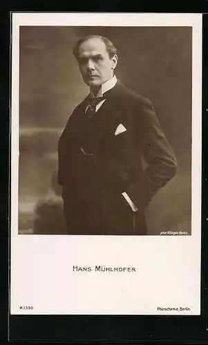 AK Schauspieler Hans Mühlhofer mit den Händen in den Hosentaschen