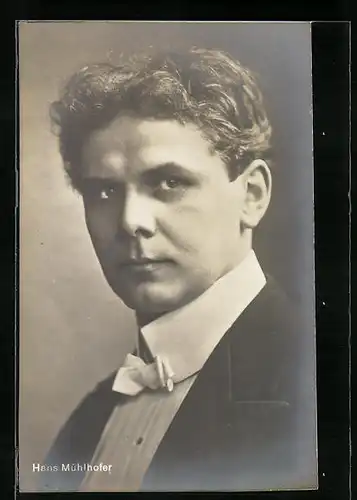 AK Schauspieler Hans Mühlhofer mit einer Fliege