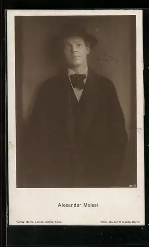 AK Schauspieler Alexander Moissi in schwarzer Kleidung mit Hut