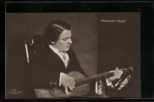 AK Schauspieler Alexander Moissi spielt eine Gitarre