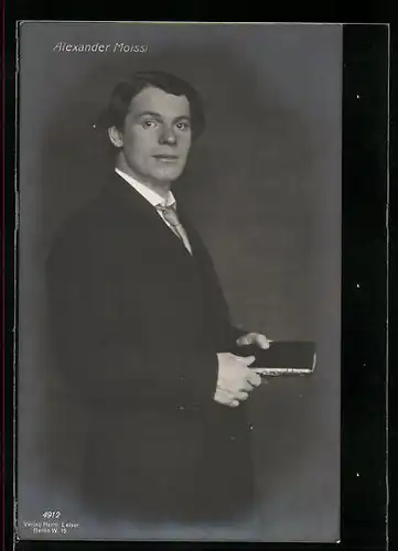 AK Schauspieler Alexander Moissi mit Buch in der Hand