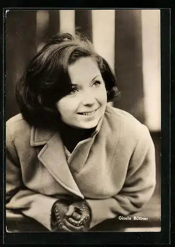 AK Schauspielerin Gisela Büttner lächelnd in einem Mantel
