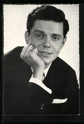 AK Schauspieler Walter Giller in der Denkerpose