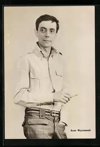 AK Schauspieler Arno Wyzniewski mit Zigarette