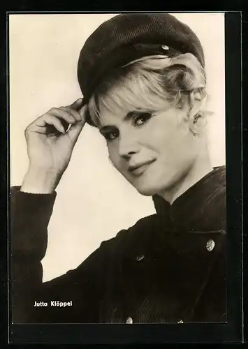 AK Schauspielerin Jutta Klöppel mit einem leichten Lächeln